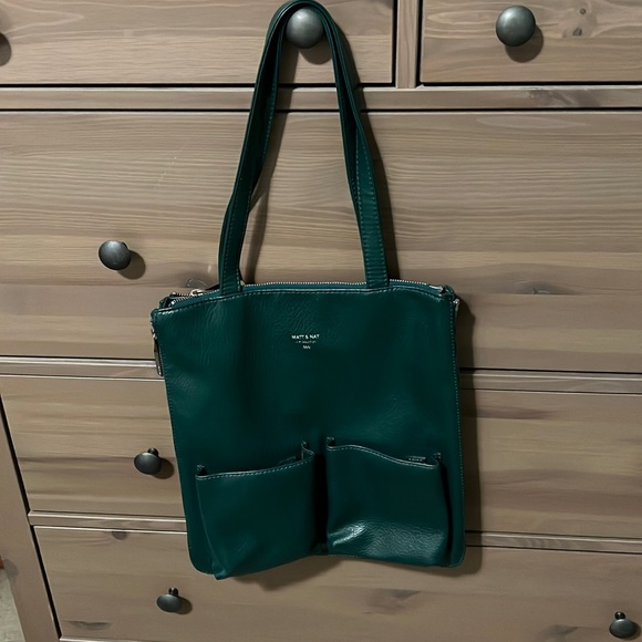 Has a zipper so can open wider. Two front pockets. One zippered inside pocket. - Picture 1 of 3